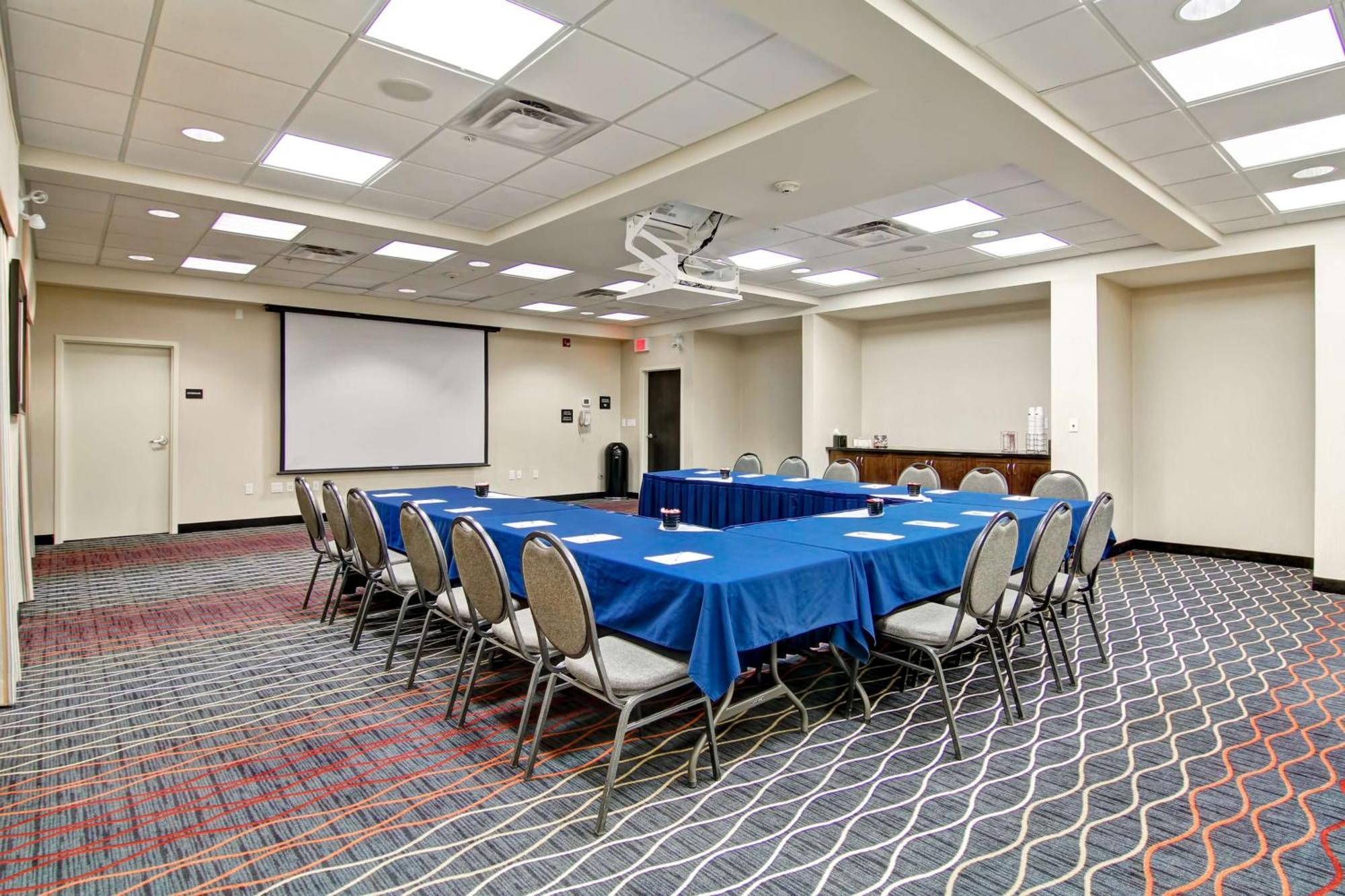 Hampton Inn & Suites Red Deer Penhold Zewnętrze zdjęcie