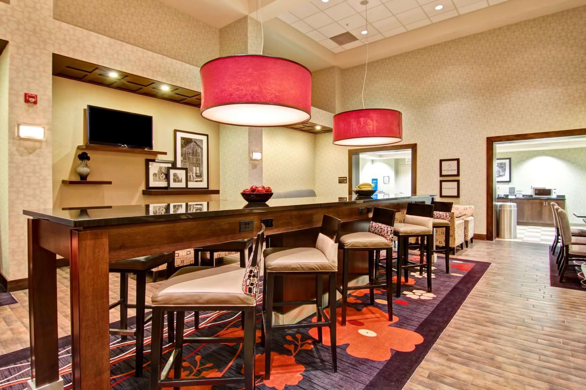 Hampton Inn & Suites Red Deer Penhold Zewnętrze zdjęcie