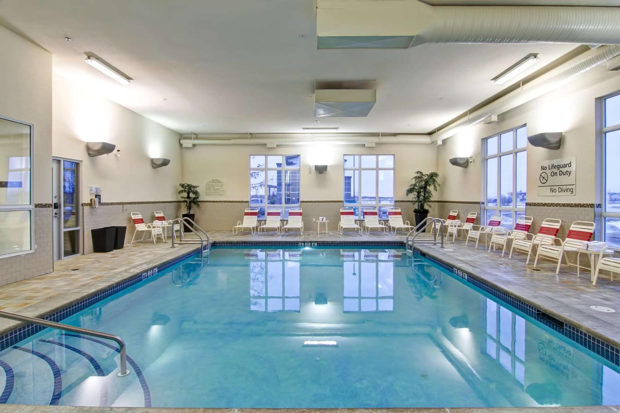 Hampton Inn & Suites Red Deer Penhold Zewnętrze zdjęcie