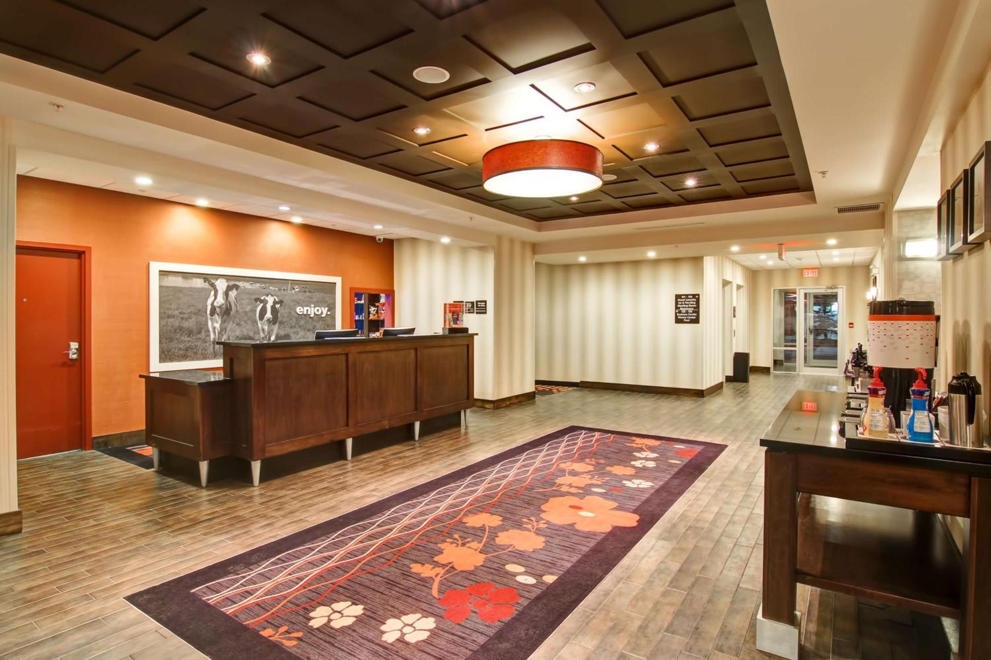 Hampton Inn & Suites Red Deer Penhold Zewnętrze zdjęcie