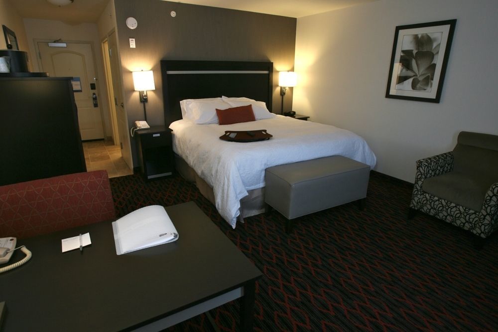 Hampton Inn & Suites Red Deer Penhold Zewnętrze zdjęcie
